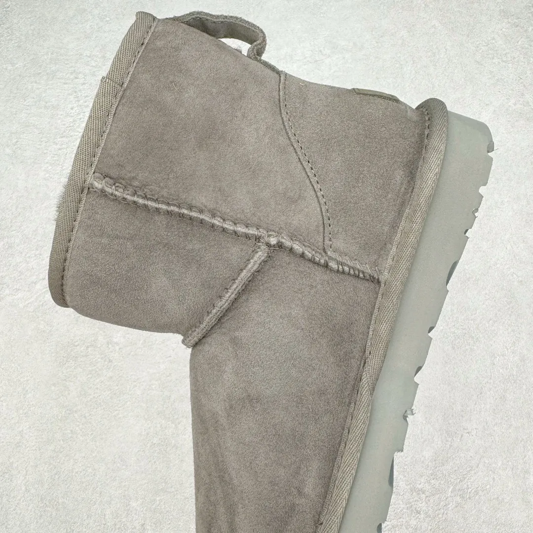 Pick up locally💰520 UGG 6222 Classic short-cut autumn and winter sheepskin and fur integrated snow boots. All shoes are made from the same factory as ZP. Longfeng A-grade Australian imported sheepskin and fur integrated men's and women's boots. Brand OEM production line. Fully follow the ZP process. OEM original pattern maker. Adhering to the principle of no original shoes and no development selection. Pay attention to every detail. The most authentic version on the market. TREADLITE "Light Wing" technology outsole. Lightweight/durable/flexible/pile size: 35 36 37 38 39 40 41 42 43 44 45 Coding: by2936060